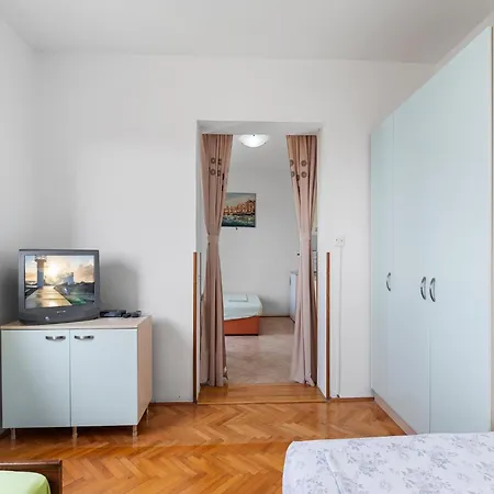 Apartman In Brodarica Near Gaj