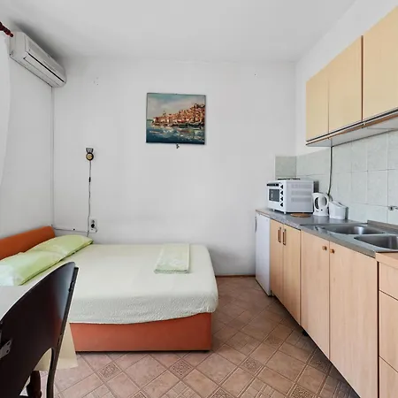 Apartman In Brodarica Near Gaj Razine